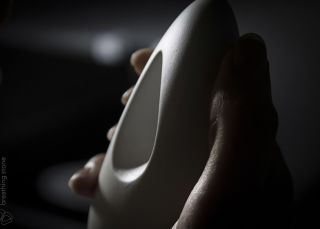 关爱急性焦虑症:新西兰设计师推卵石形手持治